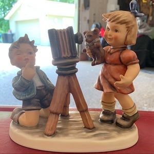 RARE GOEBEL “camera ready” figurine !